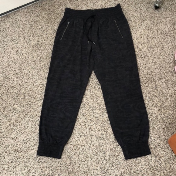 Athleta Camden Printed Jogger Track Pants Size 6 Dark Gray Black - Picture 2 of 10